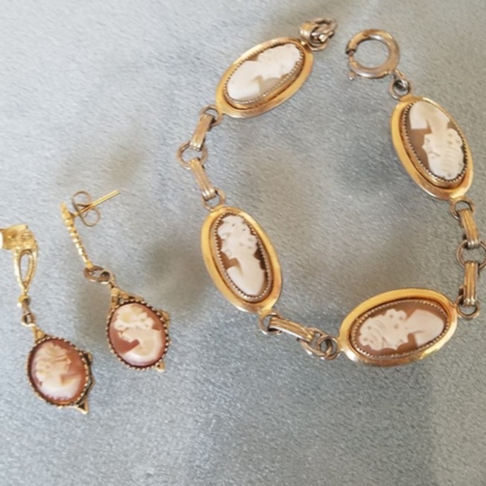 Classic Cameo Oval Bracelet in Gold and White